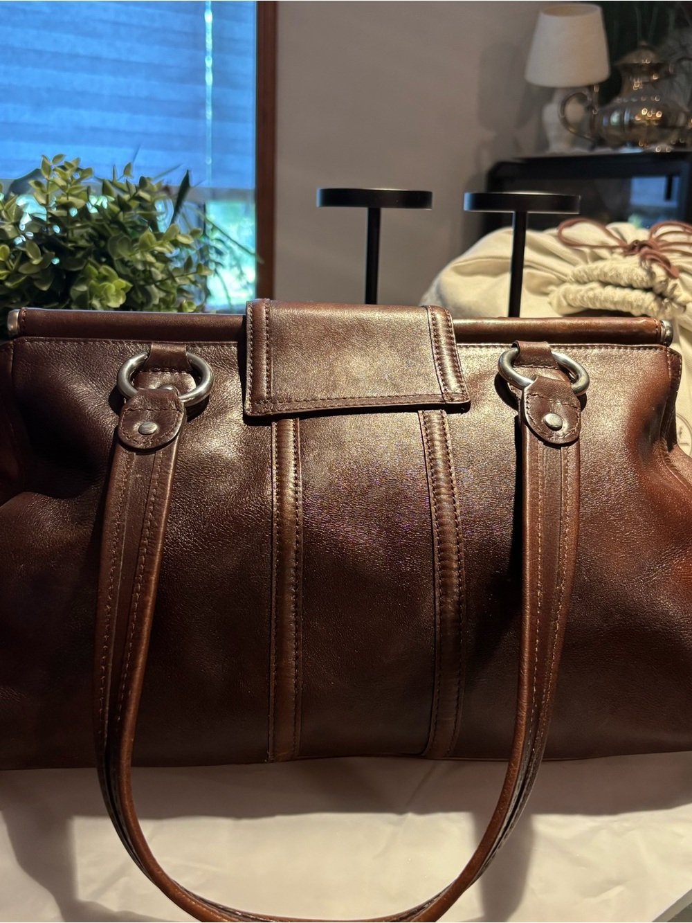 Classic Large Brown Leather Shoulder Bag with Turn-Lock Detail - Picture 2 of 3